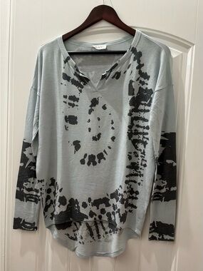 ENTi, Light Blue Long Sleeve V-Neck Tie-Dye Graphic T Shirt, Size Small